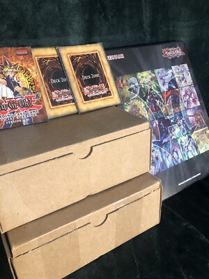 YuGiOh Collectible Binder & 1000+ cards *JUMP-EN049 Dark Magician* *DESCRIPTION*-image