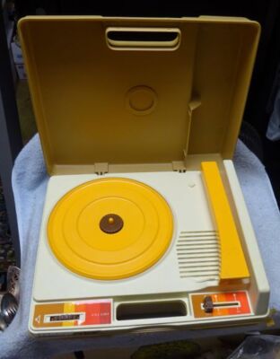 ** Vintage - FISHER PRICE - RECORD PLAYER - USA made - Model 826 - WORKS - NICE!-image