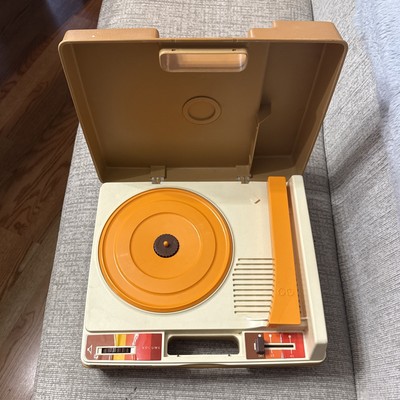 Vintage 1978 Fisher Price Vinyl Record Player 825 light Brown Case Orange Accent-image