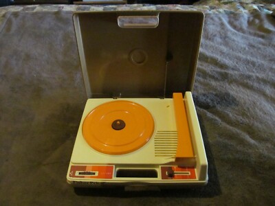 Fabulous Vintage 1978 Fisher-Price Portable Record Player - Model 825 - LOOK!!!!-image
