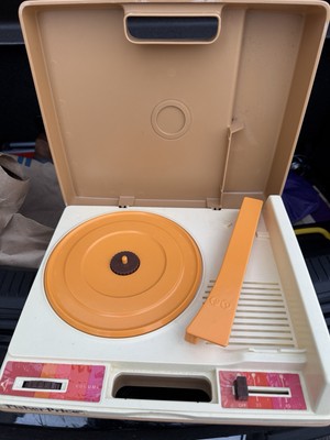Fisher-Pice Record Player -image