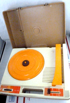 Vintage 1978 FISHER PRICE TOYS Portable Phonograph Vinyl Record Player model 825-image