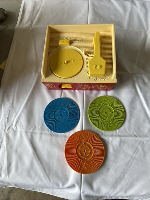 1971 VINTAGE FISHER PRICE MUSIC BOX TOY RECORD PLAYER W/3 ORIGINAL RECORDS-image