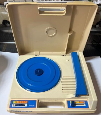 Vintage 1978 FISHER PRICE Phonograph Portable Record Player 33 & 45 RPM #825 k7-image