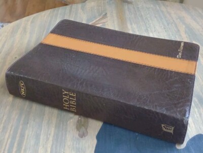 NKJV Holy Bible Giant Print W/Read Along References Leather 2006 W/ Tabs-image